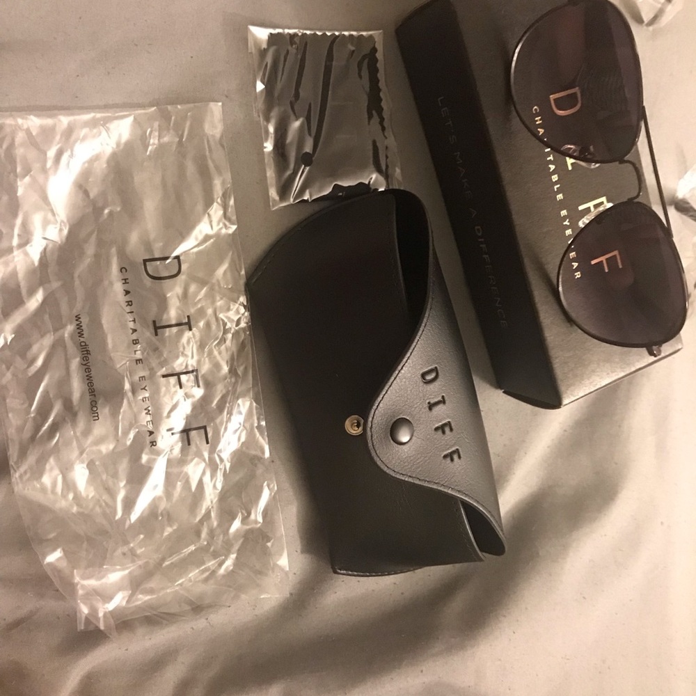🕶 Diff sunglasses 🕶 - Picture 3 of 4